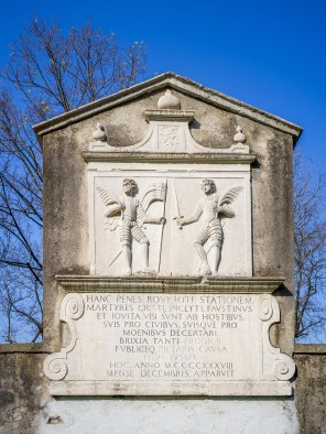 성 파우스티노와 성 요비타 기념비_photo by Wolfgang Moroder_on Via Brigida Avogadro in Brescia_Italy.jpg
